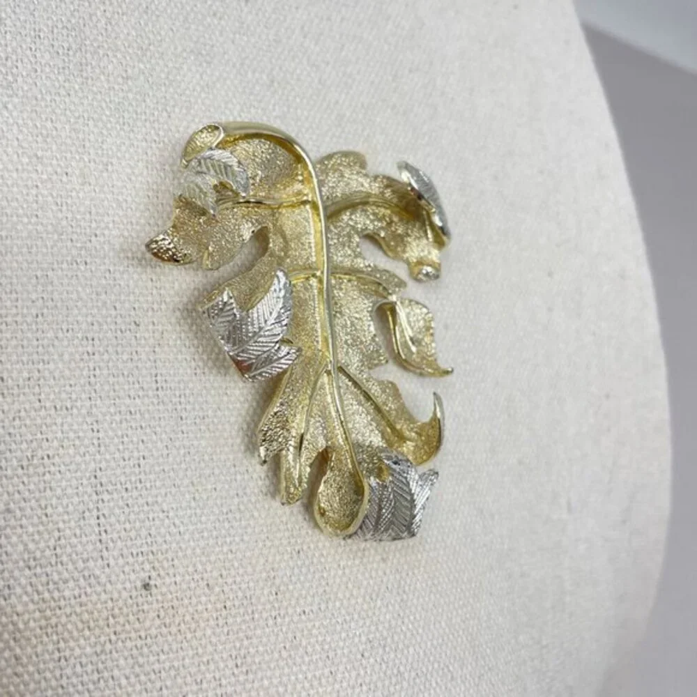 Sarah Coventry Vintage Gold-Tone Leaf‎ Brooch Pin Classic Simple Minimal
